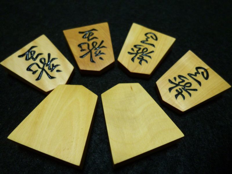 将棋の駒 天童 山峯作 黄楊上彫 手彫り駒 余り歩1 桐箱 将棋の駒 天童 山峯作 黄楊上彫 手彫り駒 余り歩1 桐箱