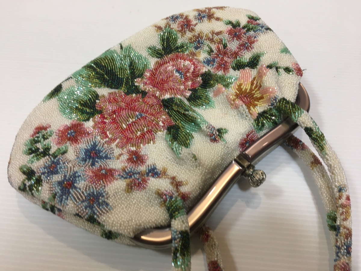 香鳥屋○昭和レトロ ビーズふんだん ハンドバッグ 手刺繍 がま口タイプ 