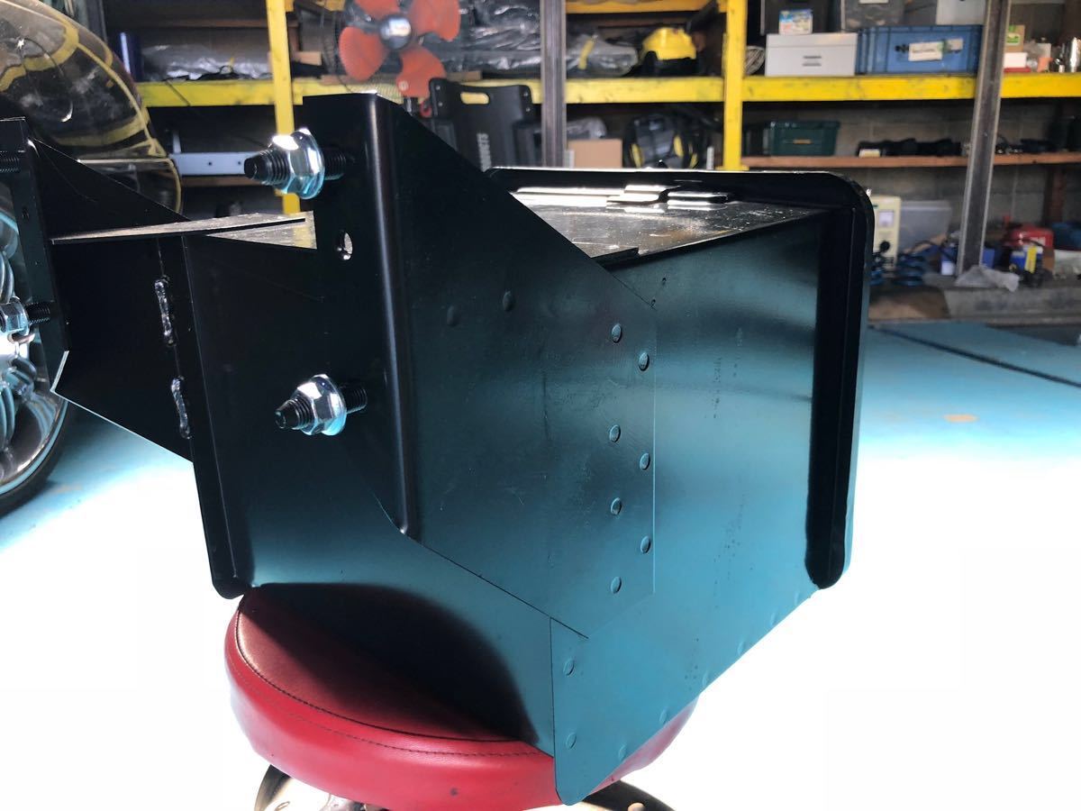 XZU640 ダイナ2トントヨエース純正品の工具箱ステーボルト付き新車外し