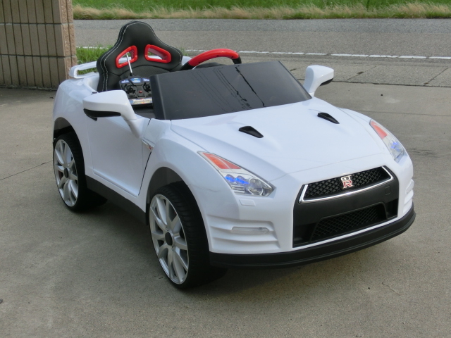 ①スタ　スカイラインGTR　白　組み立て済み完成車　展示試乗車　乗用ラジコン