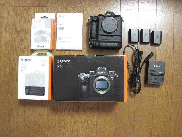 【本日限り値下げ】SONY α9 ボディ 純正縦位置グリップ 純正バッテリー3個 ソニー SONY α9 ボディ－ ILCE-9 ＋ 縦位置グリップ GV-C3EM ＋ 純正