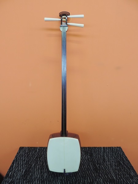 三味線 中棹 紅木 二本溝 東さわり 子持ち綾杉胴 三味線 金細 綾杉胴