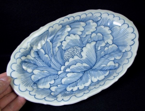 古伊万里 陽刻染付線描花文変形皿 江戸後期/18J09