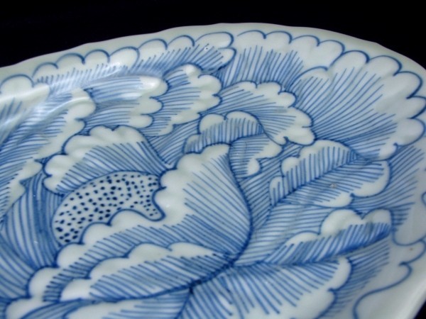 古伊万里 陽刻染付線描花文変形皿 江戸後期/18J09
