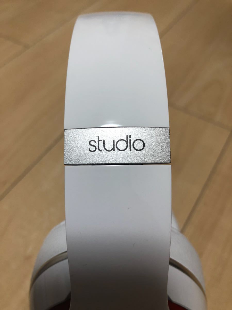 超美品Beats ビーツ studioスタジオヘッドホン 白赤 Beats、空間