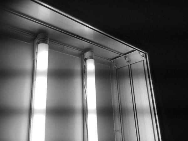 ☆発光アクリルボックス【電飾看板】蛍光灯ユニット内蔵！壁付け（900×600×D210）クリーニング品！格安！ アクリル電飾看板｜看板製作・看板デザイン、全国発送の通販サイト