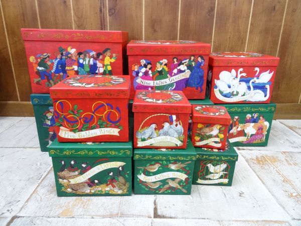 撮影スタジオで倉庫保管されていたクリスマスのギフトボックス 入れ子