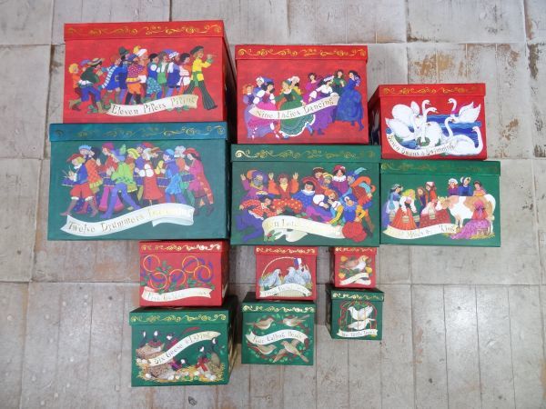 撮影スタジオで倉庫保管されていたクリスマスのギフトボックス 入れ子