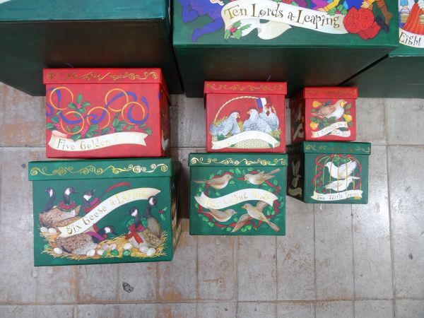 撮影スタジオで倉庫保管されていたクリスマスのギフトボックス 入れ子