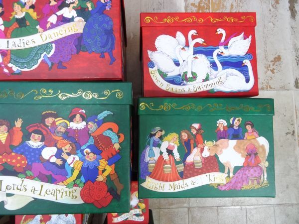 撮影スタジオで倉庫保管されていたクリスマスのギフトボックス 入れ子