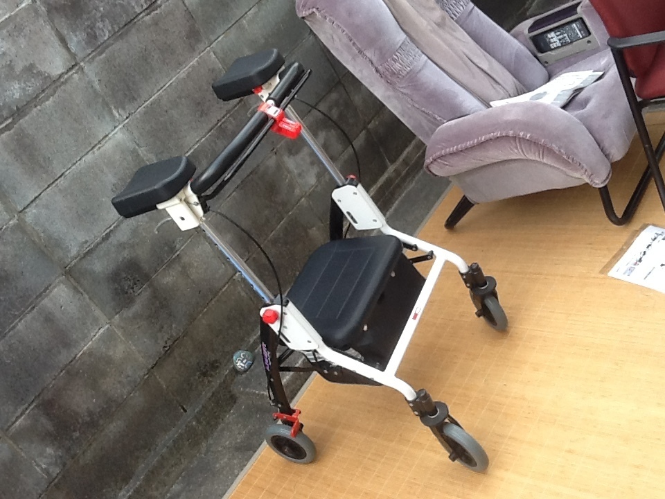 新品同様⭐︎ 優羽⭐︎ユーバ産アームフィット⭐︎肘付き手押し車⭐︎シルバーカー AR-428 歩行車 アームフィット 肘掛式 優羽 ユーバ産業 介護用品