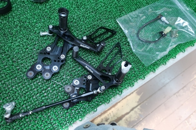KAWASAKI ZX-10R C1 ZXT00C べビーフェイス バックステップキット 左側