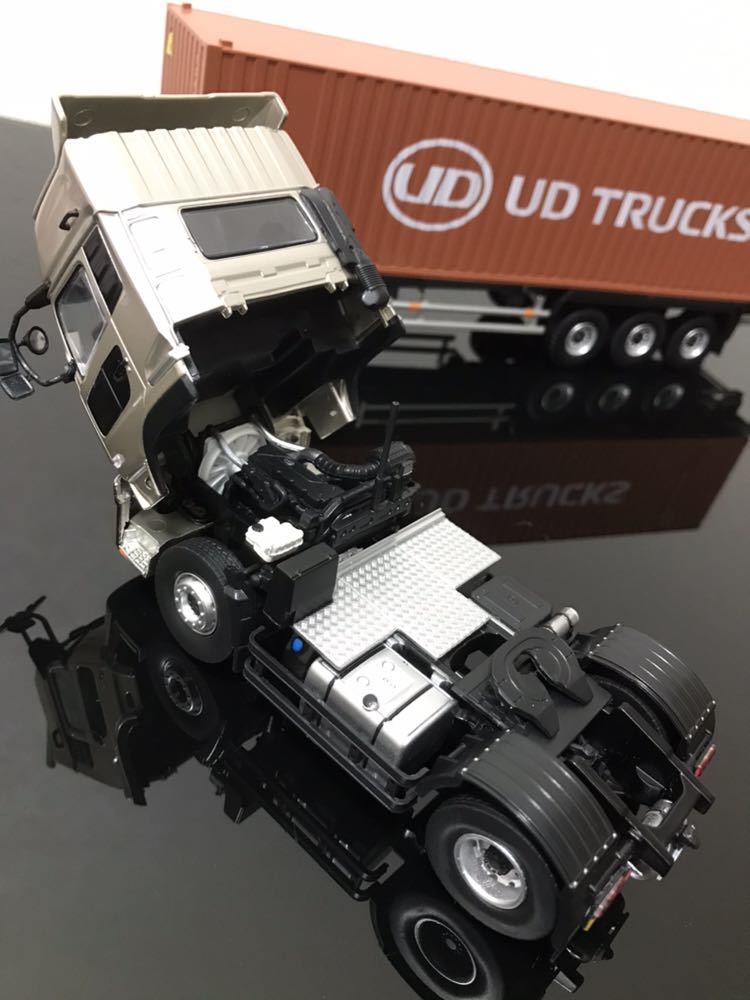 UDトラックス オリジナルグッズ QUONトレーラーヘッド1/43ダイキャスト