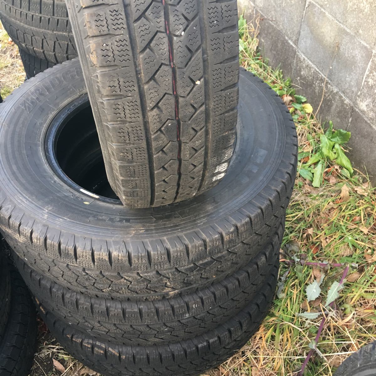 ブリジストン 195/80/15 107/105 LT ハイエース スタッドレス バリ山