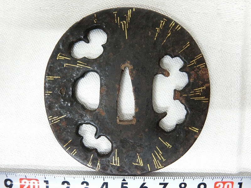送料無料　江戸時代　唐草象嵌鍔（大小）無名（正阿弥）鉄地変木瓜形特別貴重認定書付 A0006 会津正阿弥 鉄地 地彫金象嵌模様 丸型鍔 鐔 141g 【公式通販】