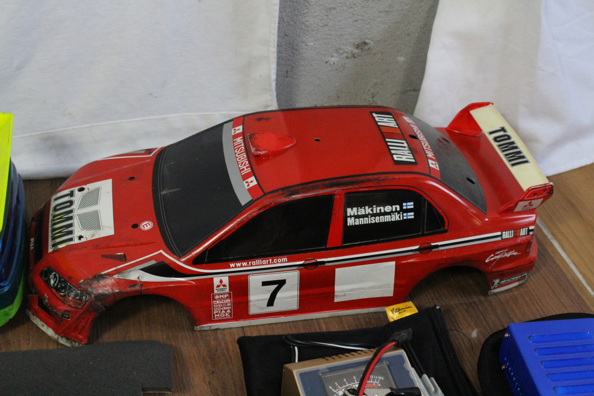 32GOT ラジコン用品まとめて大量セット ボディ エンジン モーター タイヤ 工具 ケース ネジ ケース 部品多数 Futaba T2PHKA リモコン