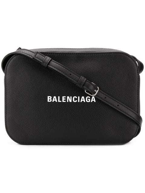 爆買い，正規品 正規品 MatchesFashion購入 18AW BALENCIAGA 新ロゴ エブリデイ カメラ バッグ S ブラック 黒 バレンシアガ ショルダー パーカー 19SS(かばん、バッグ)｜売買されたオークション情報、yahooの商品情報を かばん、バッグ