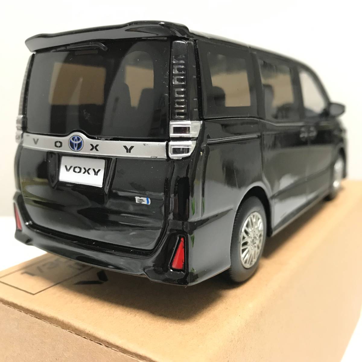 トヨタ 1⁄30 ヴォクシー VOXY ヴォクシー、ハイブリッド専用車に。内 