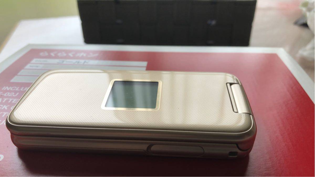 ☆美品☆docomo ドコモケータイ らくらくホン F-02J ゴールド 卓上