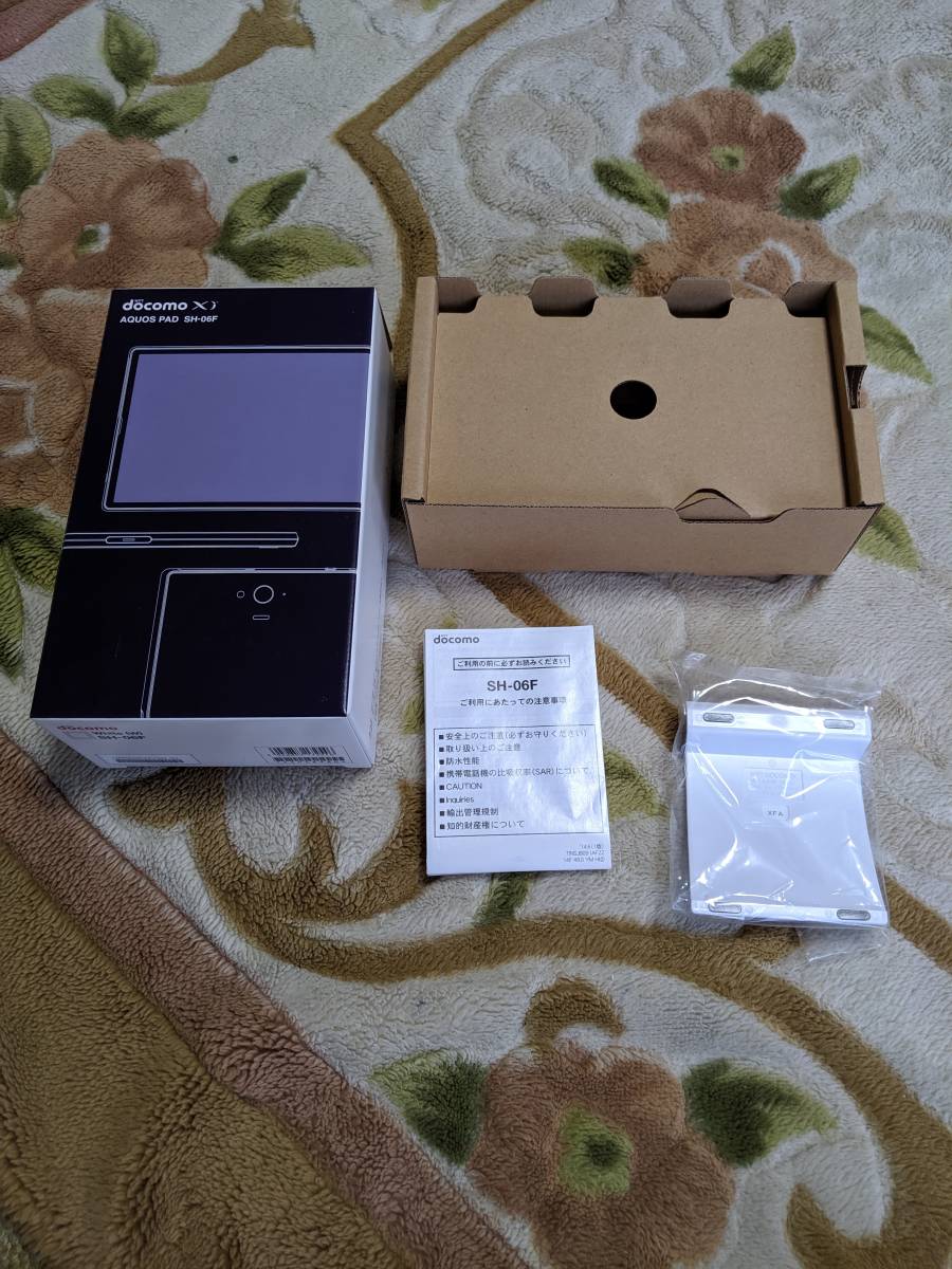 Ｄｏｃｏｍｏ　ＡＱＵＯＳ　ＰＡＤ　ＳＨ－０６Ｆ　Ｗｈｉｔｅ（Ｗ）空き箱と卓上ホルダー（未使用品）_2