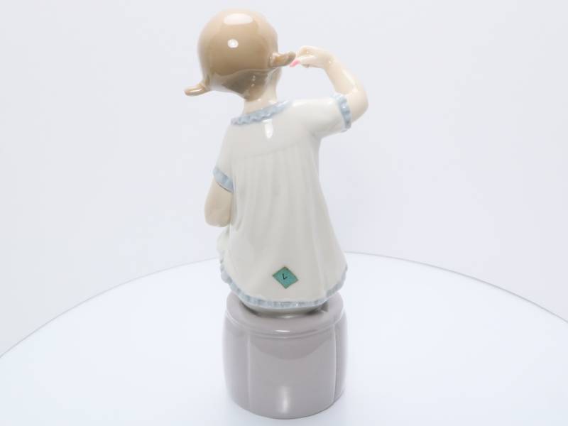 LLADROフィギュリン 「婦人服デザイナー」 リヤドロ ⁄ LLADRO 少女