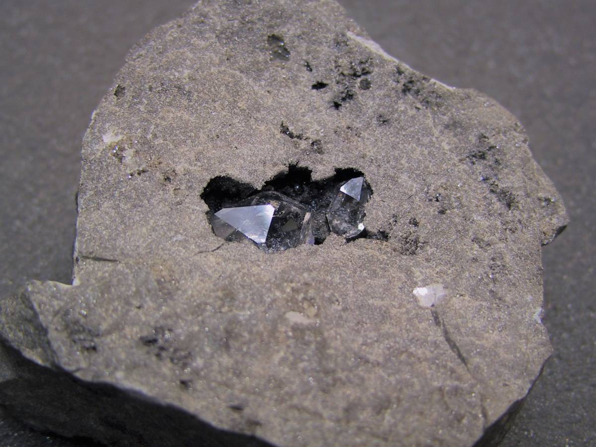 ハーキマー水晶 ハーキマーダイヤモンド 母岩付き 原石 水晶 
