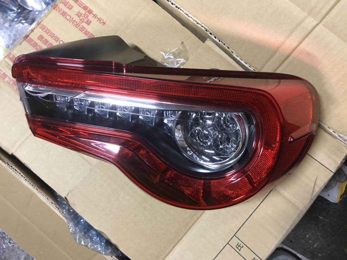 ジャンク 割れあり 86 BRZ ZN6 ZC6 テールランプ テールライト 右
