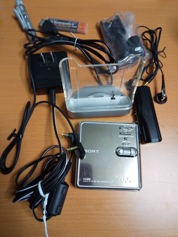 SONY Hi-MD Walkman MZ-RH10 本体 付属品セット 特価価格 中古 SONY Hi-MD WALKMAN MZ-RH10（本体液晶に難アリ）