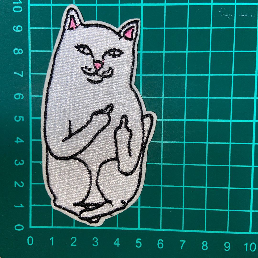 刺繍アイロンワッペン　@ 中指　猫　リップンディップ_1