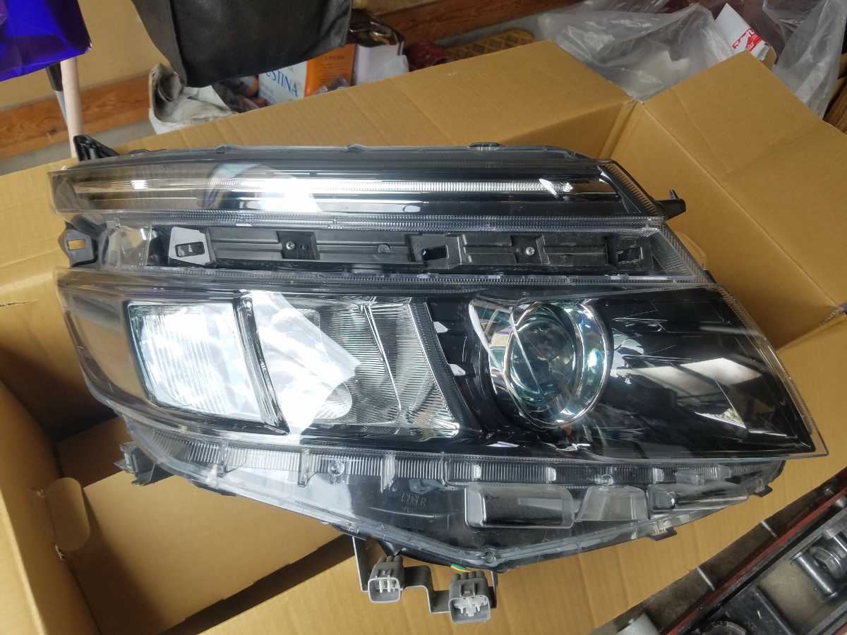 トヨタ VOXY/ヴォクシー ZRR80/ZWR80 前期 右ライト/右ヘッドライト