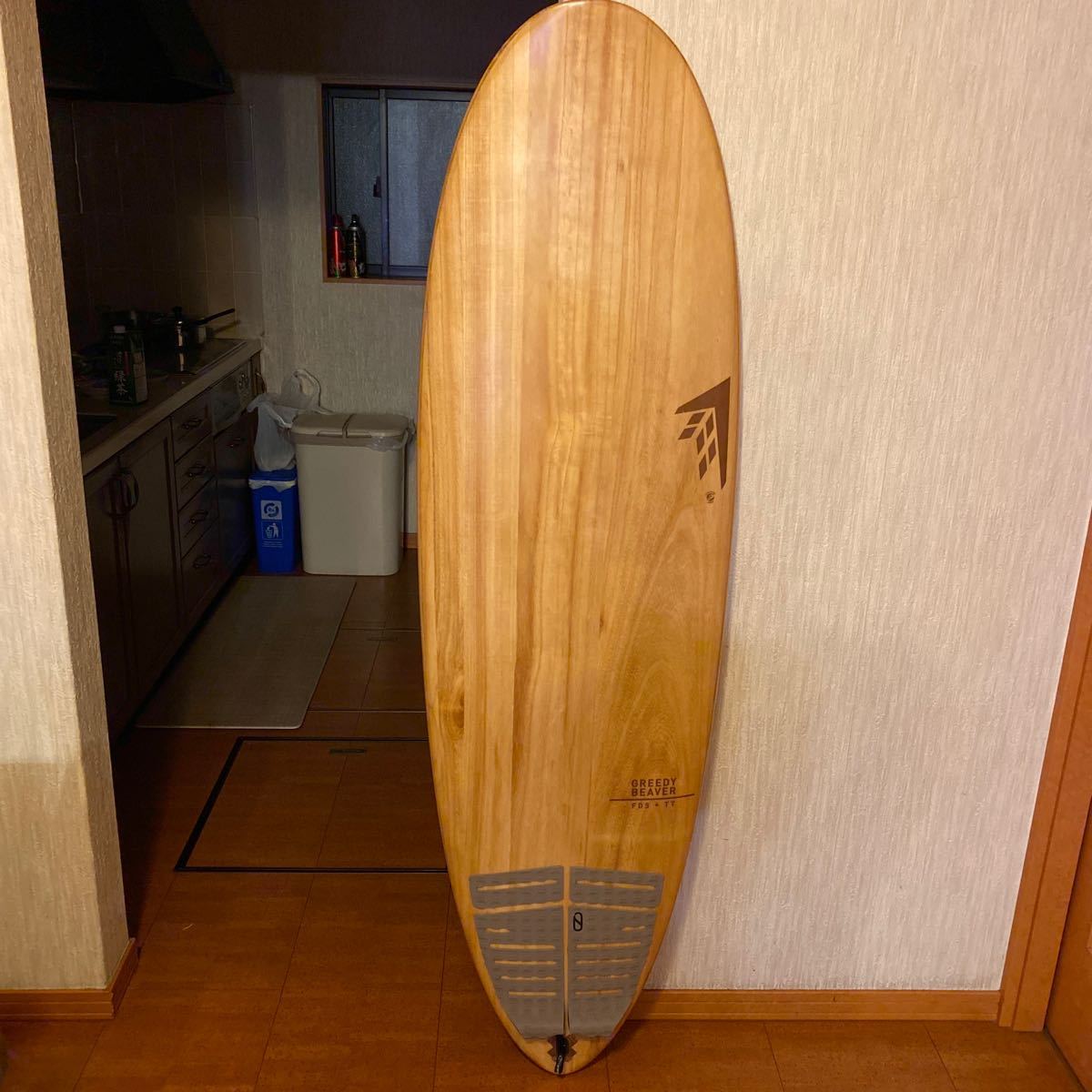  FireWire GREEDY BEAVER. ファイヤーワイヤー グリーディービーバー 5.8 32.7L. 5フィン ニットケース付き 手渡し限定(5.8フィート未満)｜売買されたオークション情報、yahooの商品情報をアーカイブ公 ショートボード