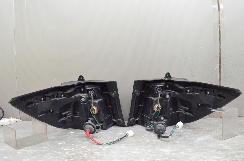 MPV 後期(LV3P) 純正 スタンレー 破損無 取付OK 動作保証 テールランプ 
