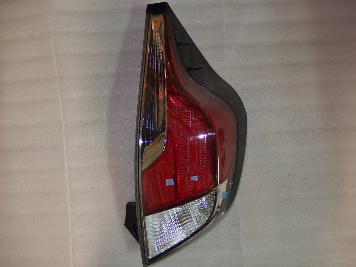 アクア NHP10 テールランプ トヨタ 81551-52D01 テールライト 右 