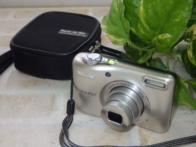 美品 Nikon COOLPIX L30 シルバー 単三電池 コンデジ 動作品 単三電池