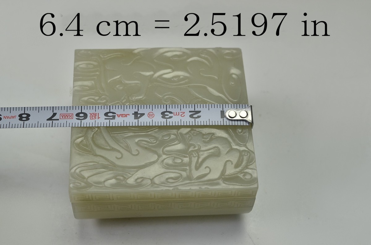 都内個人蔵競売04】清十八世紀 白玉雕龍紋方盒・唐木台付属 ☆中国古玩