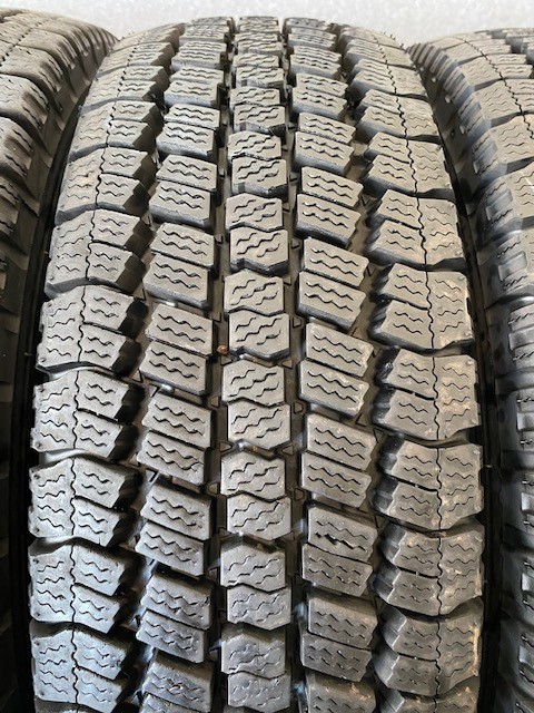 優れた価格 205/65R16 109/107L LT スタッドレスタイヤ TOYO DELVEX