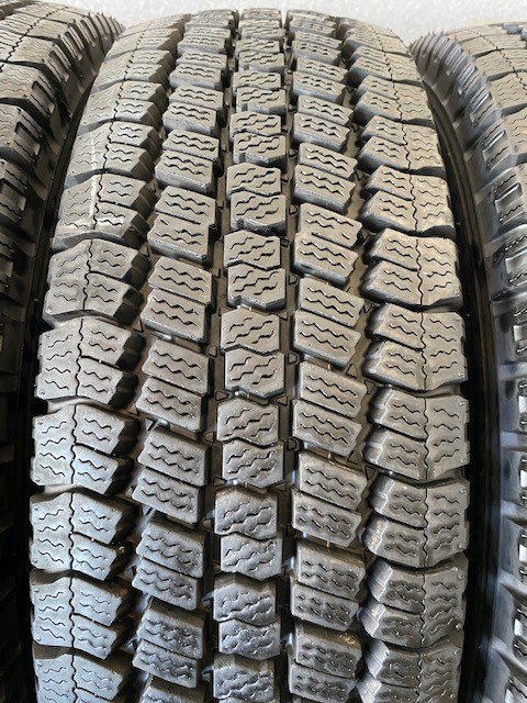 優れた価格 205/65R16 109/107L LT スタッドレスタイヤ TOYO DELVEX