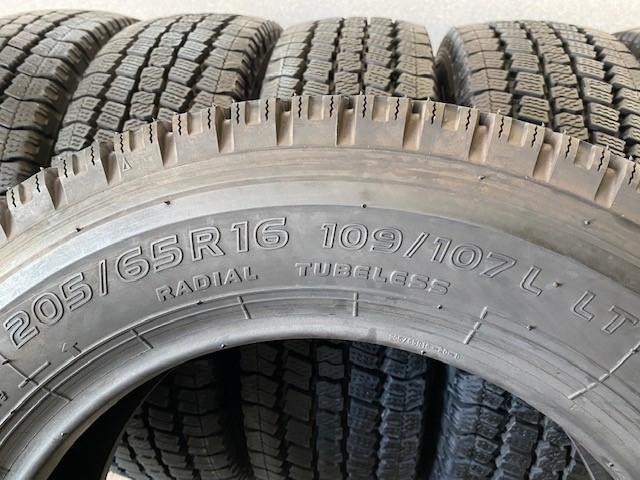 優れた価格 205/65R16 109/107L LT スタッドレスタイヤ TOYO DELVEX