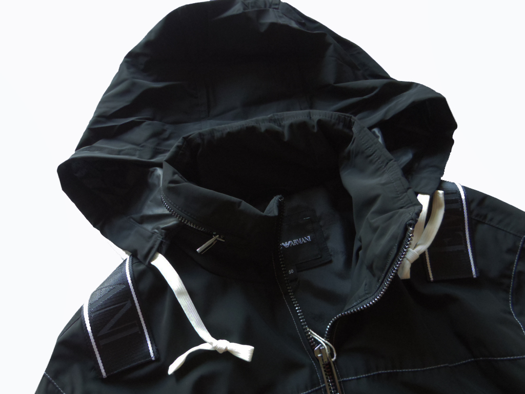 新品【EMPORIO ARMANI/アルマーニ】▼【背にロゴ入】便利な収納フード付属▼ブラック黒▼通年見込める立襟ブルゾン▼L EMPORIO ARMANI HOODIE COFT&frasl;パーカー&frasl;スウェット&frasl;ジップアップ&frasl;フーディー&frasl;ロゴ&frasl;エンポリオ EXTENDED M