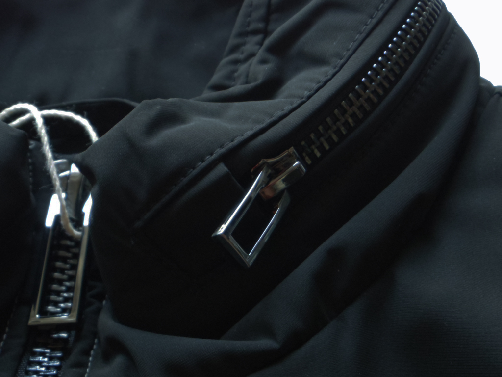 新品【EMPORIO ARMANI/アルマーニ】▼【背にロゴ入】便利な収納フード付属▼ブラック黒▼通年見込める立襟ブルゾン▼L EMPORIO ARMANI HOODIE COFT&frasl;パーカー&frasl;スウェット&frasl;ジップアップ&frasl;フーディー&frasl;ロゴ&frasl;エンポリオ EXTENDED M