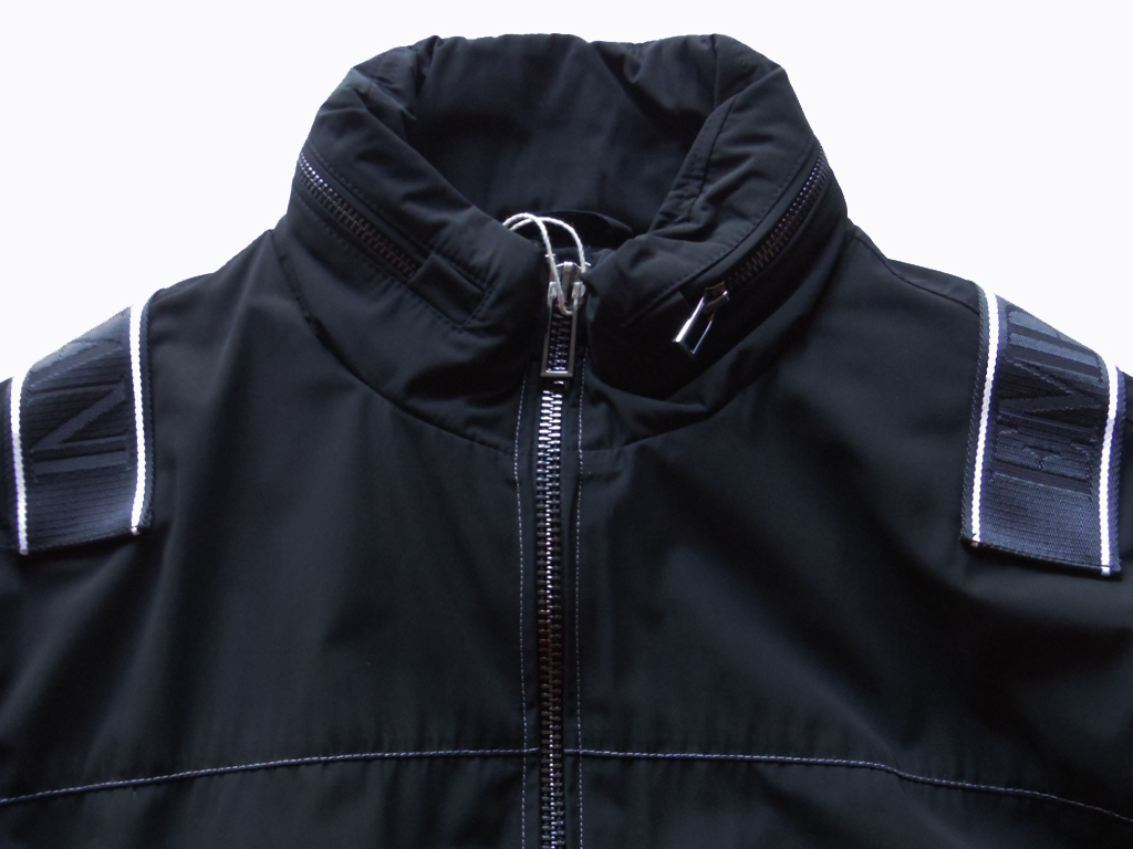 新品【EMPORIO ARMANI/アルマーニ】▼【背にロゴ入】便利な収納フード付属▼ブラック黒▼通年見込める立襟ブルゾン▼L EMPORIO ARMANI HOODIE COFT&frasl;パーカー&frasl;スウェット&frasl;ジップアップ&frasl;フーディー&frasl;ロゴ&frasl;エンポリオ EXTENDED M