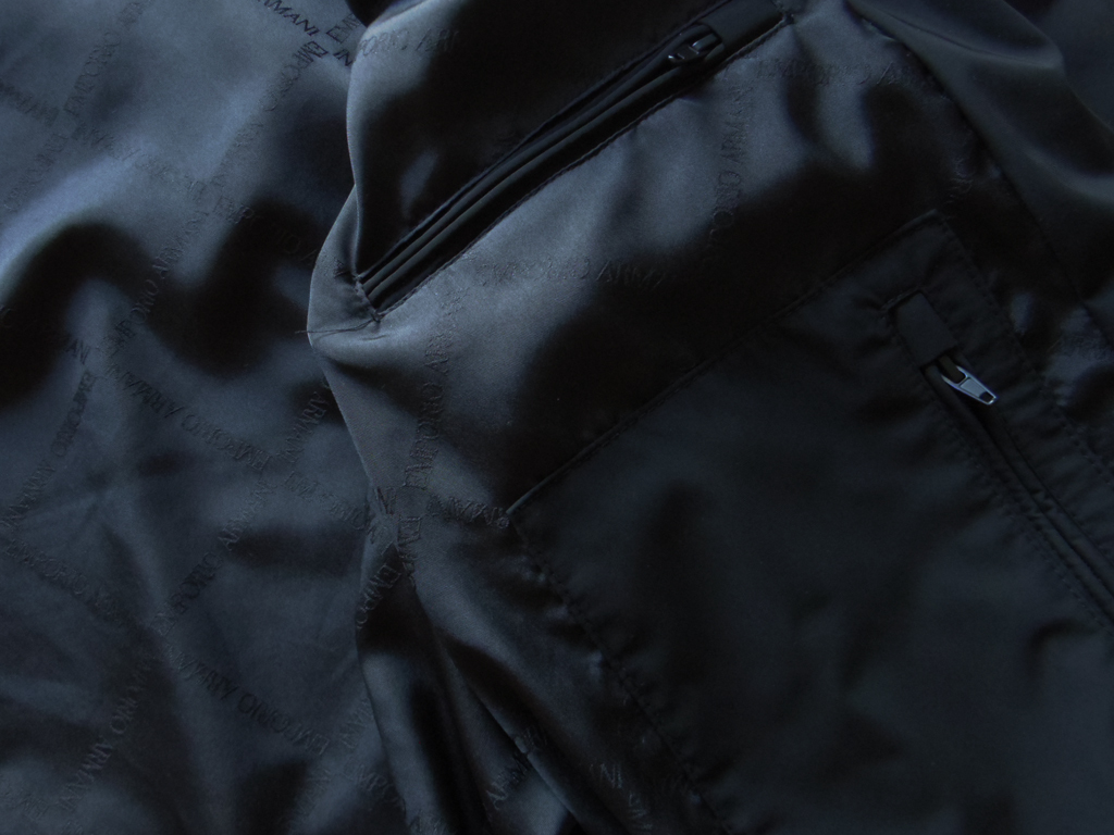 新品【EMPORIO ARMANI/アルマーニ】▼【背にロゴ入】便利な収納フード付属▼ブラック黒▼通年見込める立襟ブルゾン▼L EMPORIO ARMANI HOODIE COFT&frasl;パーカー&frasl;スウェット&frasl;ジップアップ&frasl;フーディー&frasl;ロゴ&frasl;エンポリオ EXTENDED M