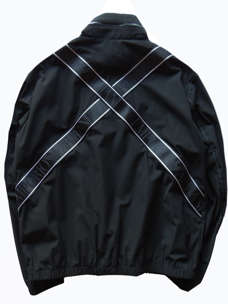 新品【EMPORIO ARMANI/アルマーニ】▼【背にロゴ入】便利な収納フード付属▼ブラック黒▼通年見込める立襟ブルゾン▼L EMPORIO ARMANI HOODIE COFT&frasl;パーカー&frasl;スウェット&frasl;ジップアップ&frasl;フーディー&frasl;ロゴ&frasl;エンポリオ EXTENDED M