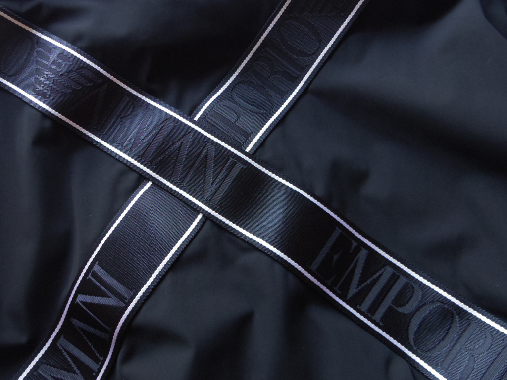 新品【EMPORIO ARMANI/アルマーニ】▼【背にロゴ入】便利な収納フード付属▼ブラック黒▼通年見込める立襟ブルゾン▼L EMPORIO ARMANI HOODIE COFT&frasl;パーカー&frasl;スウェット&frasl;ジップアップ&frasl;フーディー&frasl;ロゴ&frasl;エンポリオ EXTENDED M