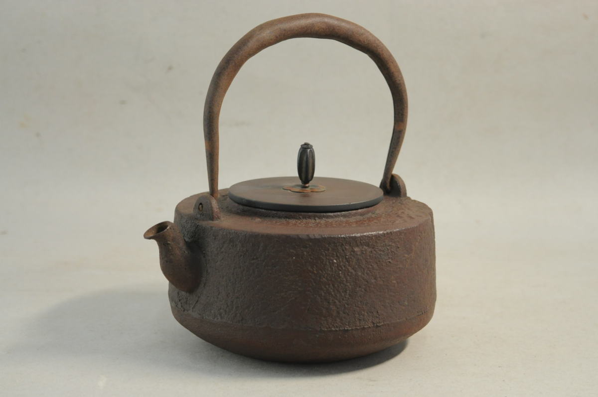 正規 ブランド 鉄瓶 銅蓋 無銘 京鉄瓶 蕾摘み 舞桜模様 煎茶/茶道具