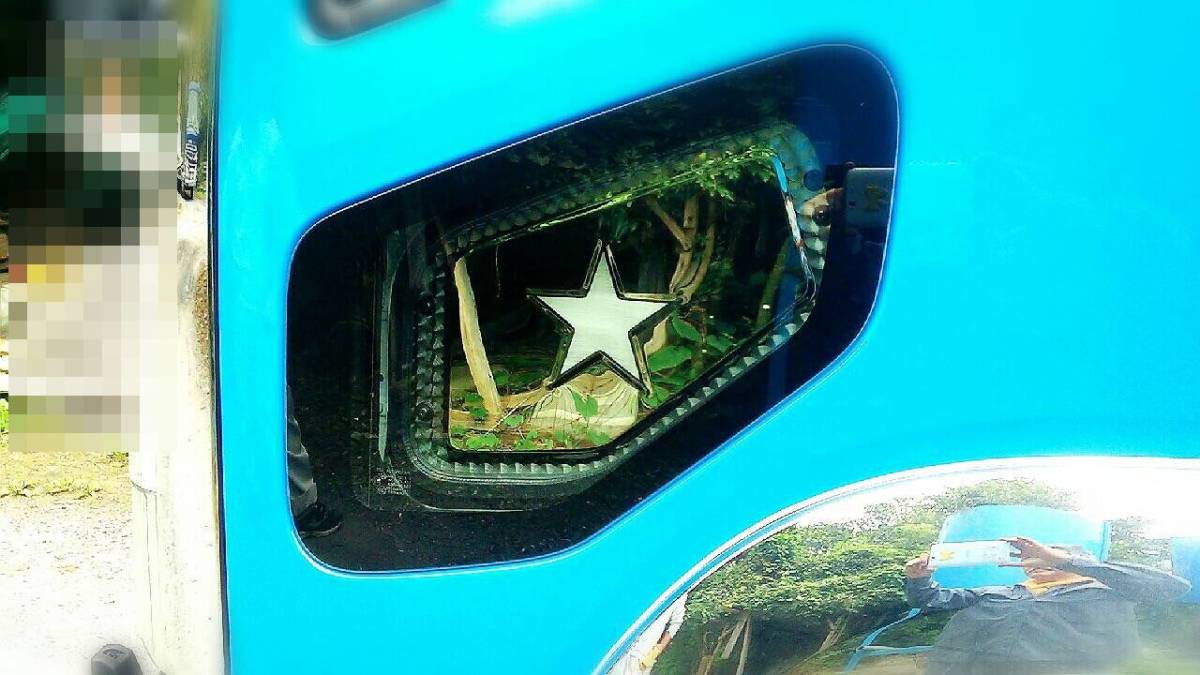 いすず ファイブスターギガ 07フォワード 安全窓 内側 星ヘアーライン