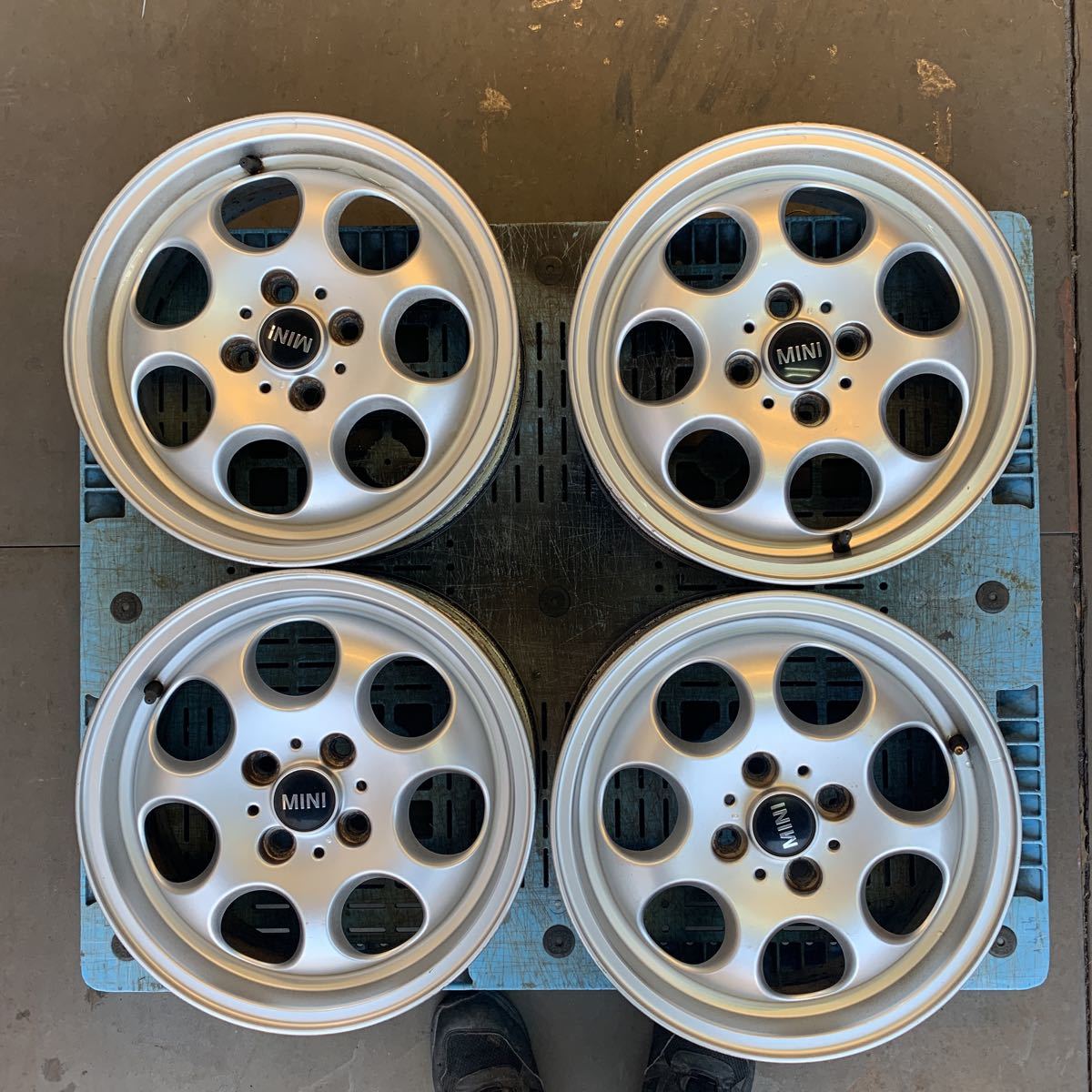 BMW ミニ純正ホイール 15インチ 5.5j オフセット45 4H PCD100 4本セット(純正品)｜売買されたオークション情報、yahooの商品情報をアーカイブ公開 - オークファン 4穴