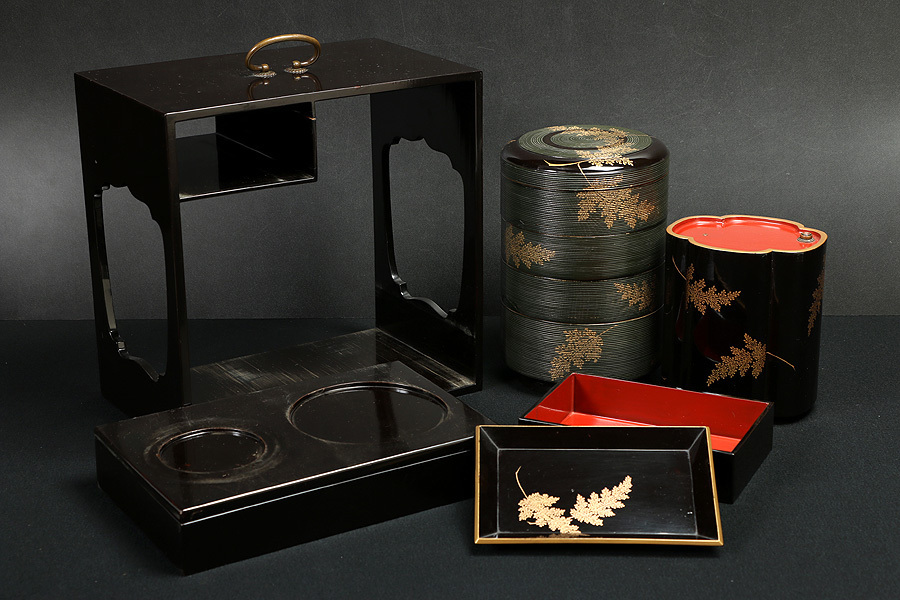 CR116 【酒井箱印】黒漆框 羊歯蒔絵提重 幅28.1cm 木箱附・黒漆歯朶蒔絵花見重 一式・蒔絵野弁当・蒔絵行厨