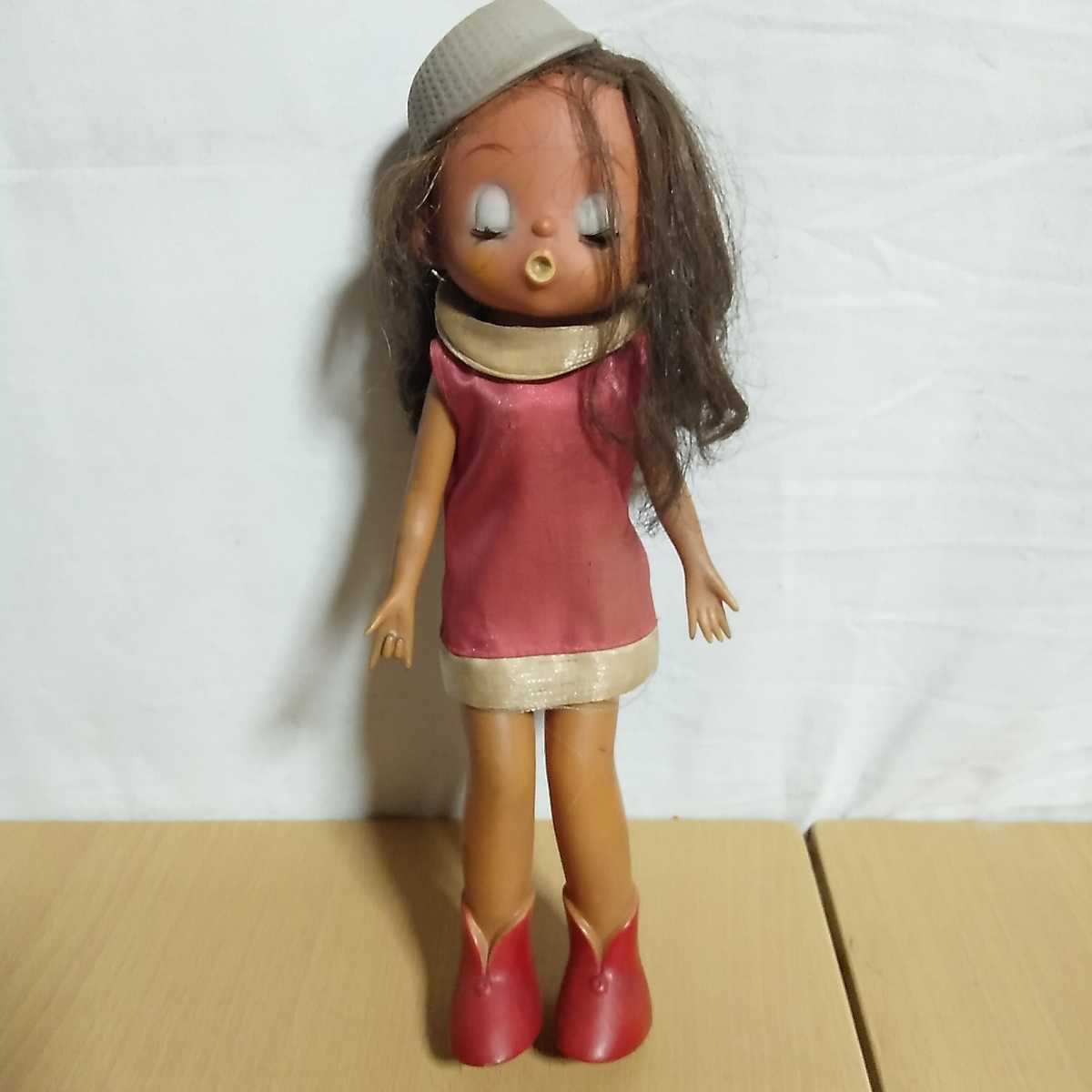 T Miyahara P Rodact 赤い服の女の子 ソフビ 人形 全長約35cm 日本製 人形 昭和 レトロ フィギュア ギャル 人形 キャラクタードール 売買されたオークション情報 Yahooの商品情報をアーカイブ公開 オークファン Aucfan Com