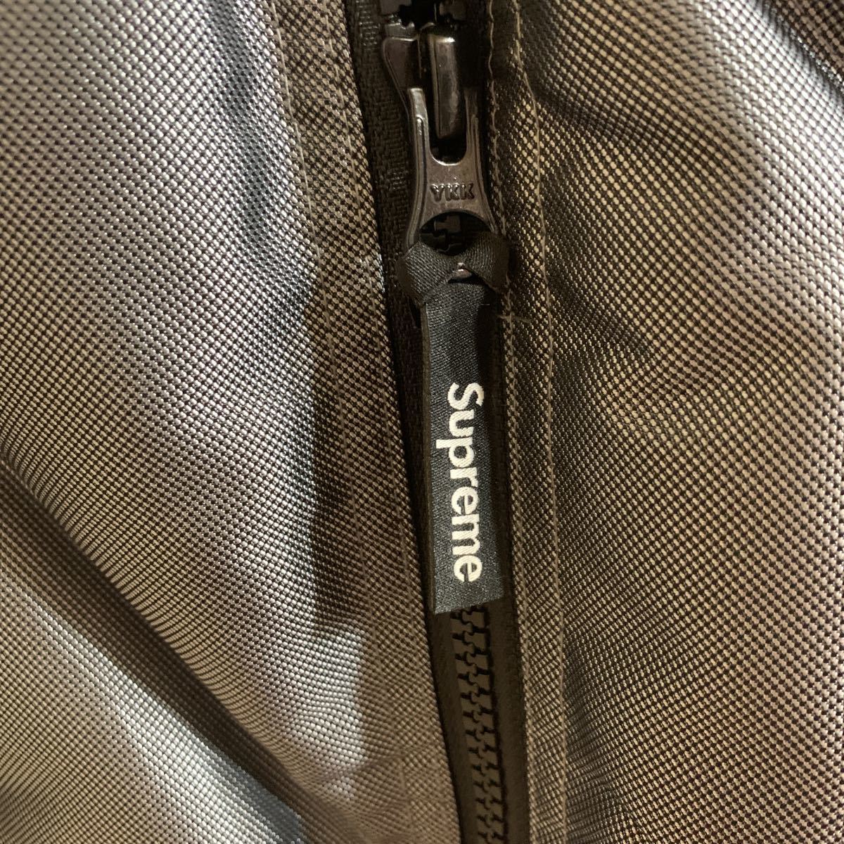 美品 中古 SUPREME Iridescent Puffy Jacket シルバー ダウン 美品 中古 SUPREME Iridescent Puffy Jacket シルバー ダウン